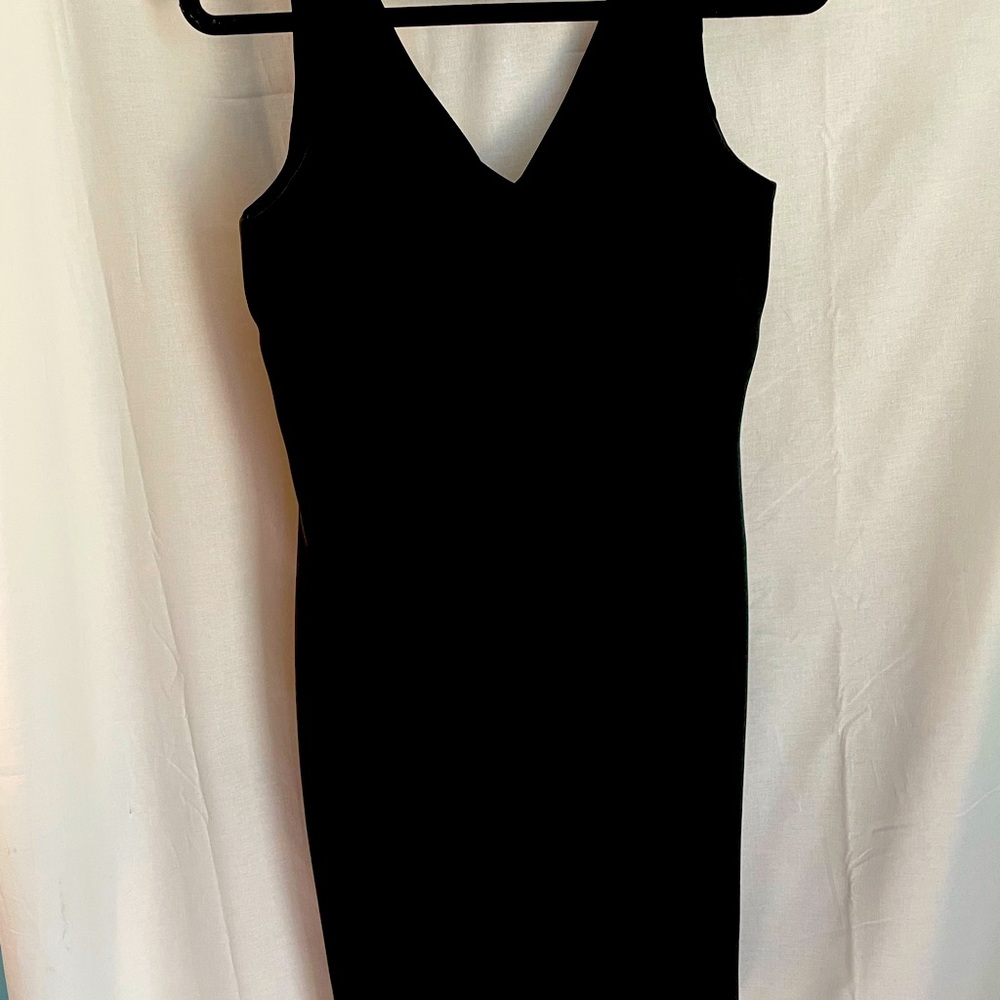 Jones New York Midi Dress in Black. Zip Closure. Size 10. Excellent condition!